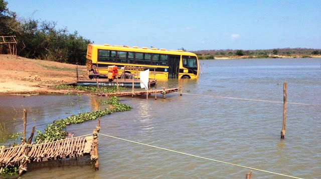 Ônibus ficou atolado às margens do Rio Longá